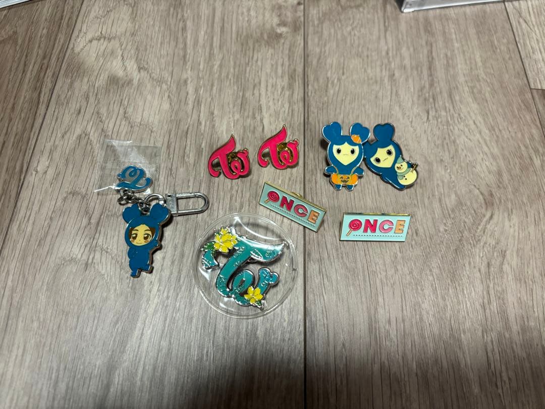 twice まとめ売り (CD、トレカ48枚、バッチ、グッズ)