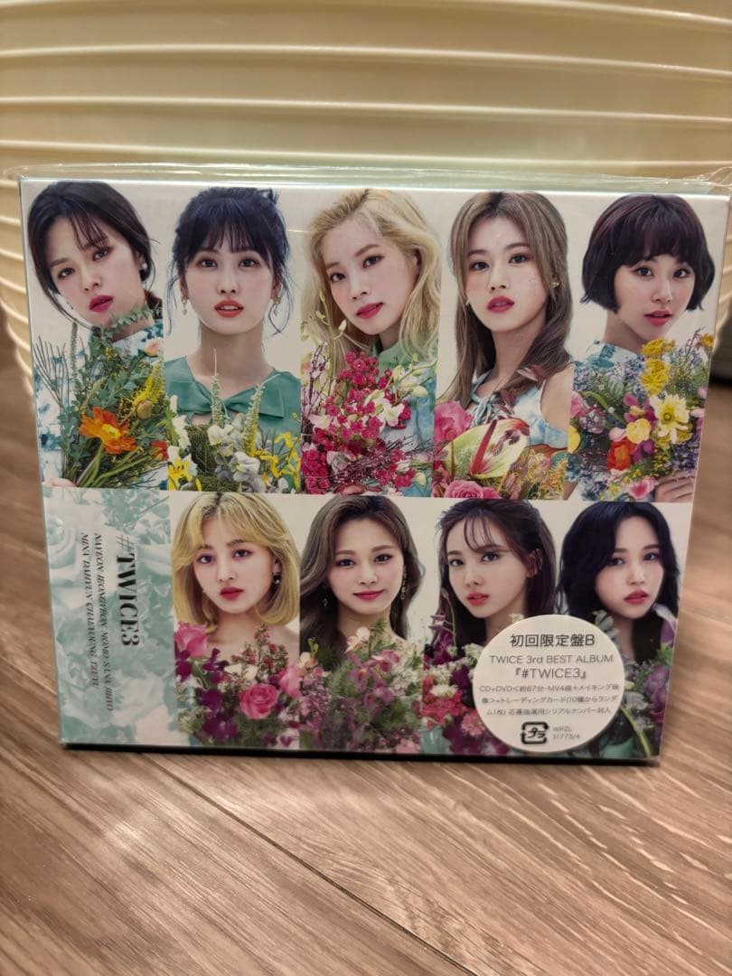 twice まとめ売り (CD、トレカ48枚、バッチ、グッズ)
