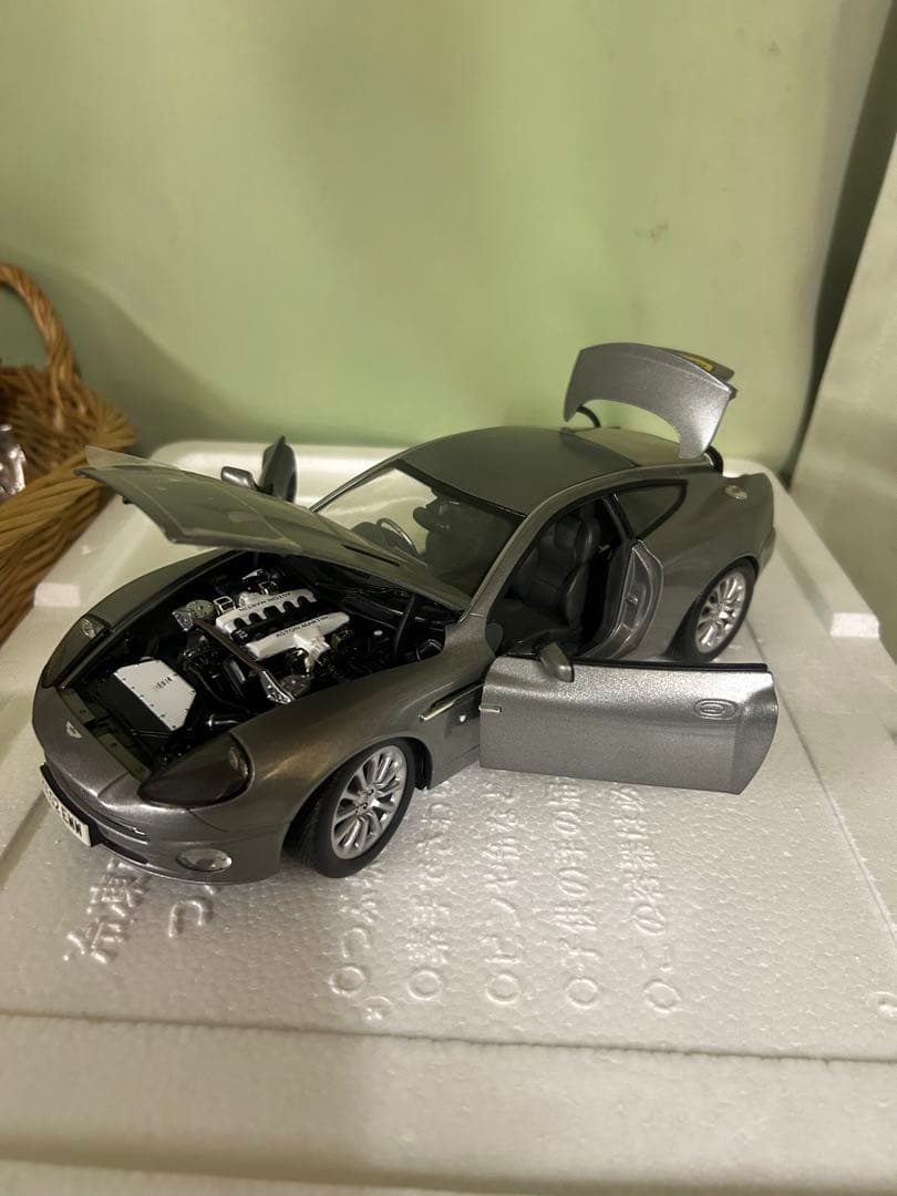 007 ボンドカー　アストンマーチン　ヴァンキッシュ　ジェームスボンド