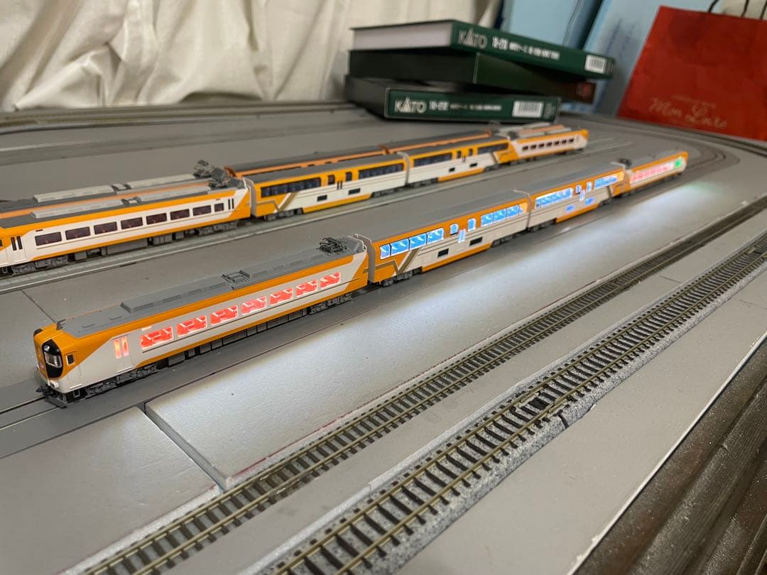 TOMIXのVista EX（喫煙室付き）に室内灯を装着致します。