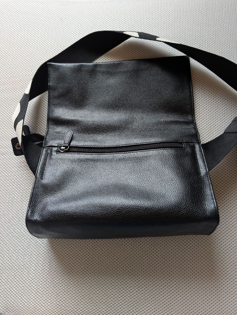 黒レザー ボディバッグ 白黒ストラップ