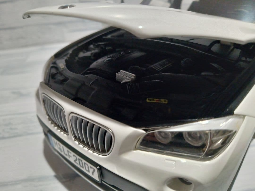 1/18  X1 ディーラー品　ミニカー　ホワイト　内装ブラウン