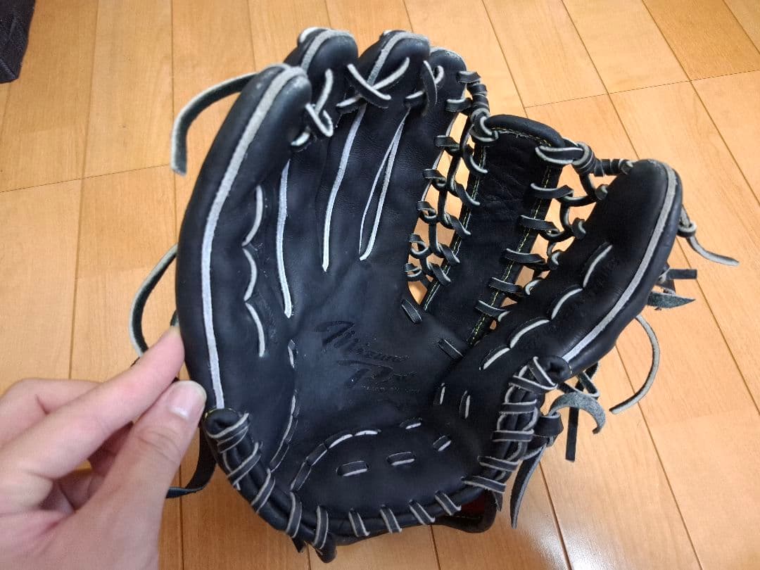 硬式野球グローブ 黒 レザー ゴールド刺繍