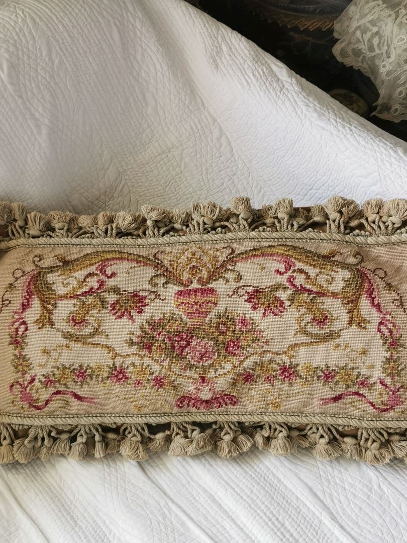 アンティーク プチポワン 薔薇のガーランドのニードルポイント クッションカバー
