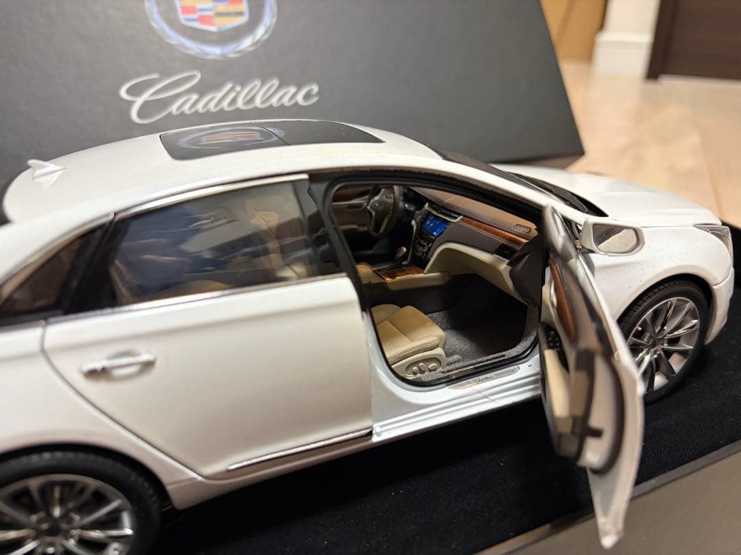 【希少】キャデラックXTSホワイト　1/18 モデル