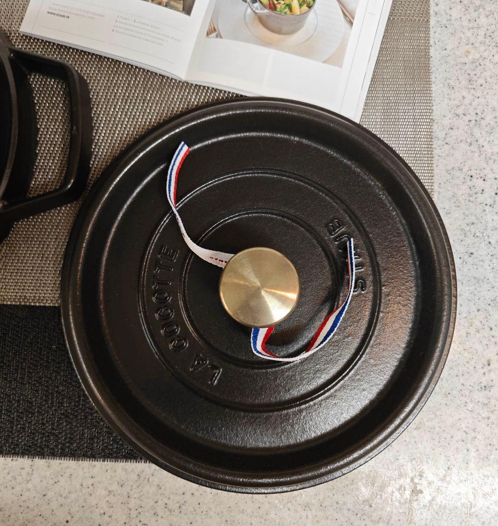 美品 ストウブ鍋ピコ・ココット ラウンド22cm マットブラック