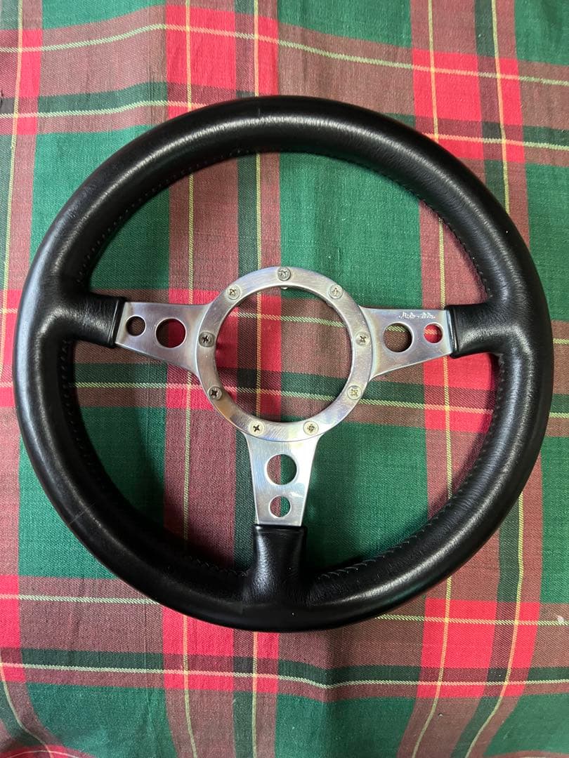 モトリタステアリング35センチ革の状態も良く良いステアリングです。