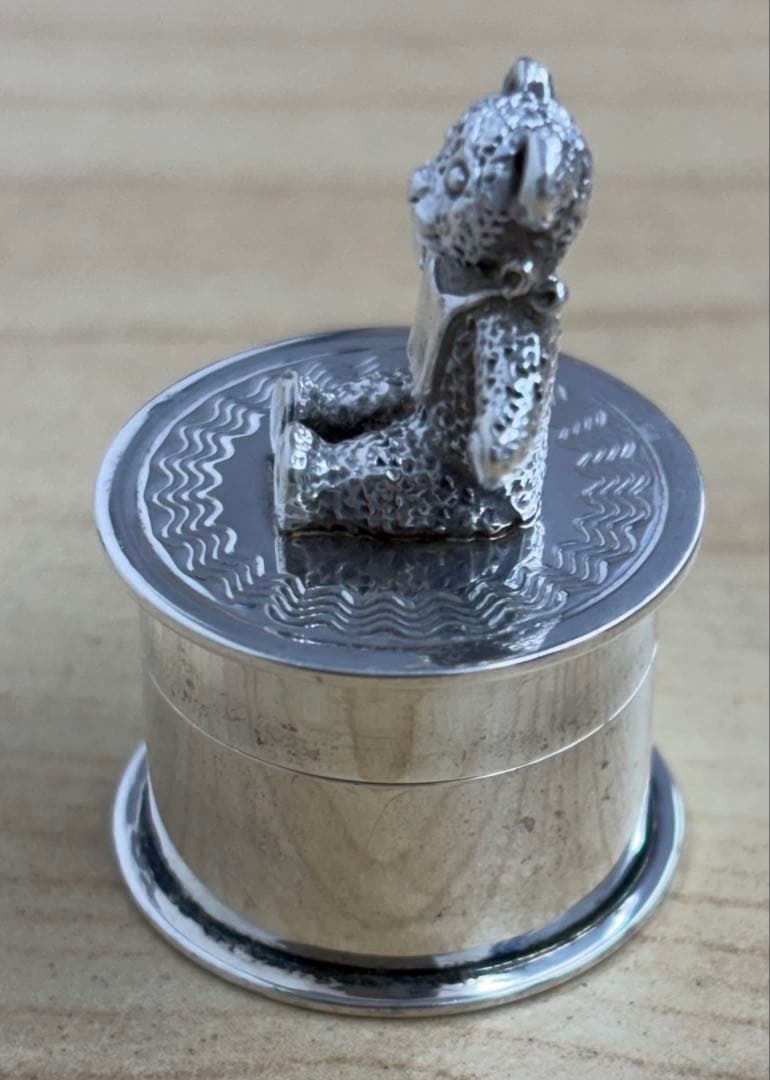 ティファニー シルバーの乳歯ケースです。