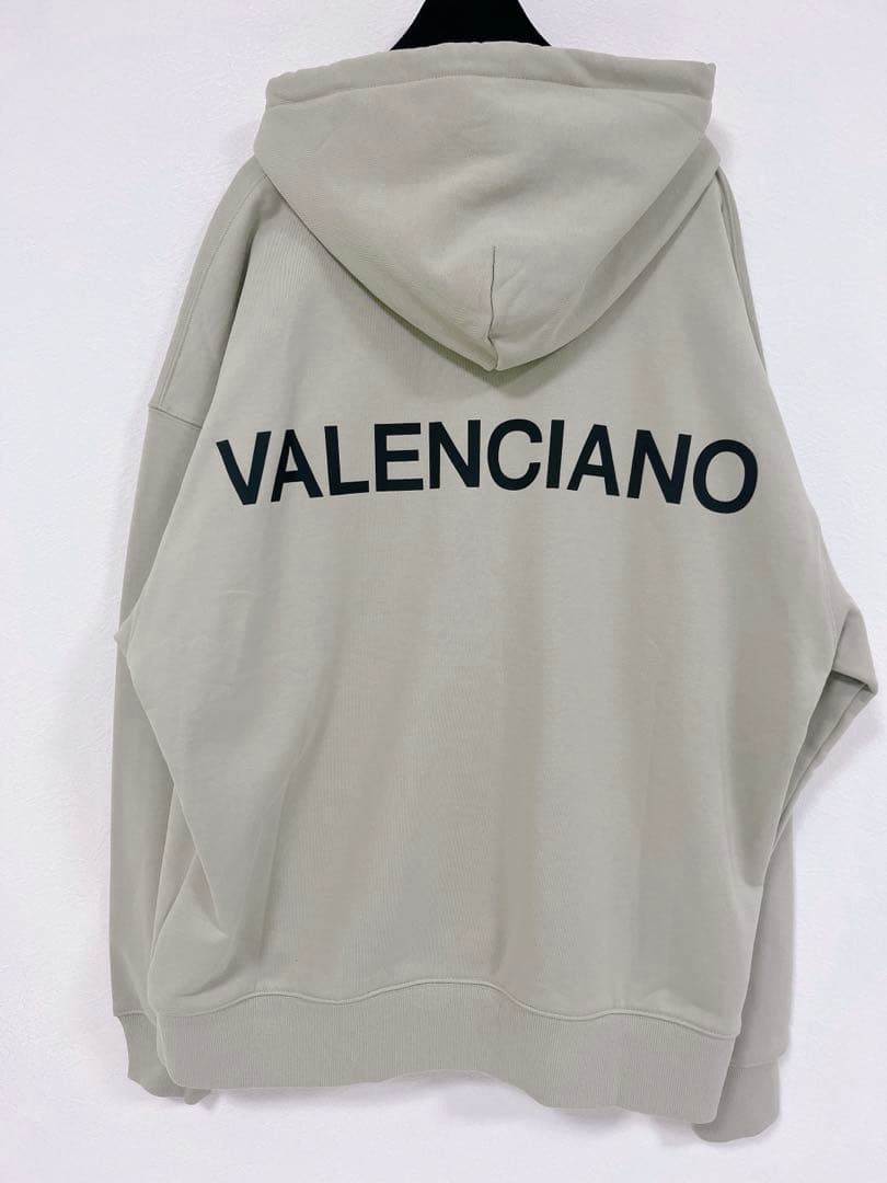 新品タグ付♡VALENCIANO ヴァレンティアーノ　バックロゴ　フーディー