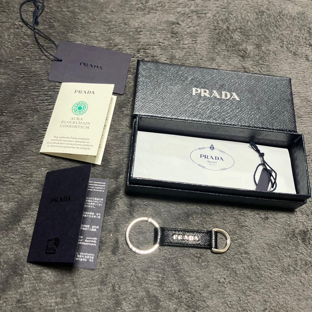 新品未使用　プラダ　キーホルダー　ストラップ　サフィアーノレザー　0708