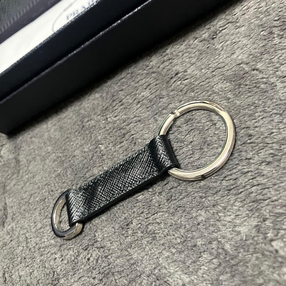 新品未使用　プラダ　キーホルダー　ストラップ　サフィアーノレザー　0708