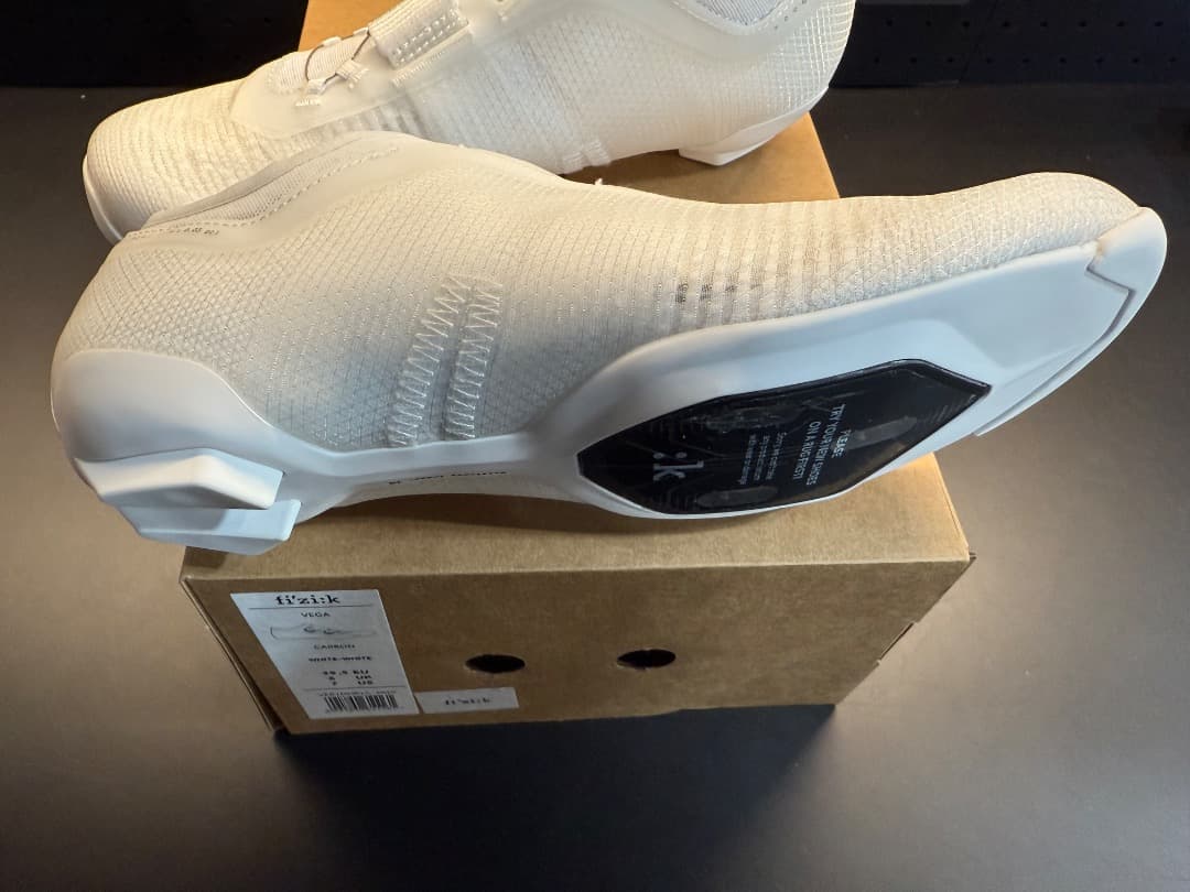 フィジークVENTO VEGA CARBON WHT 39.5 fi'zi:k