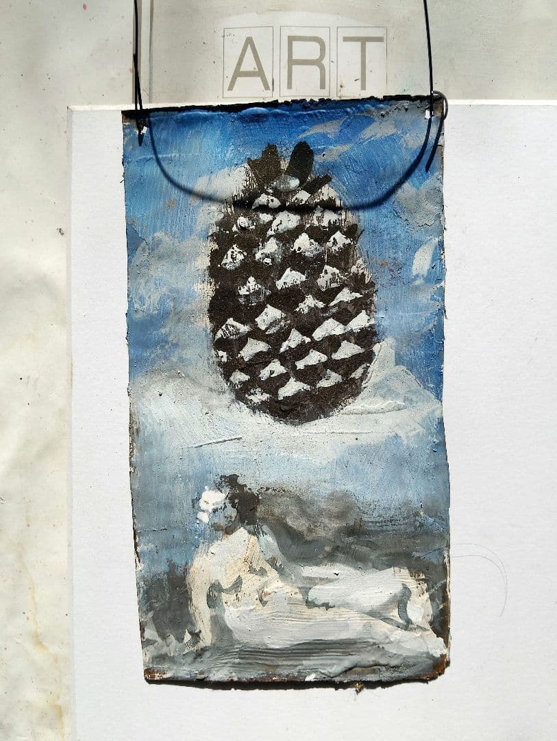 松ぼっくりと女性