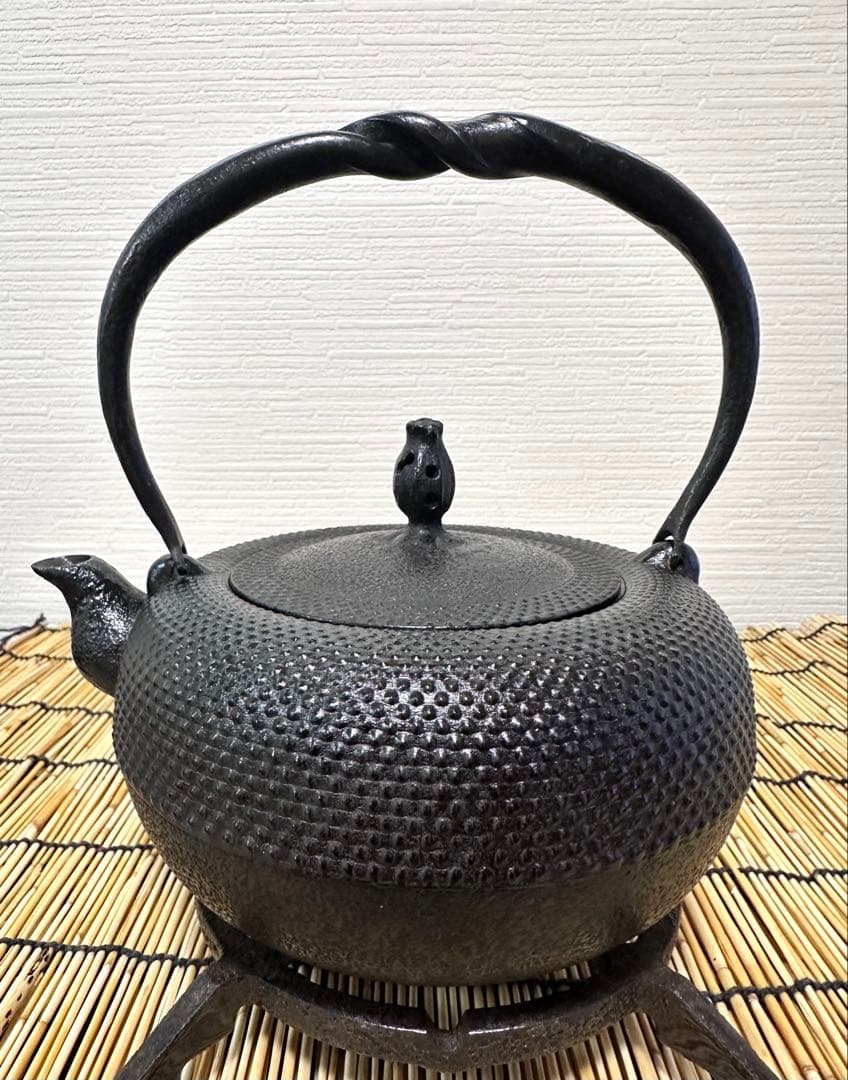 未使用、供箱、栞付　南部虎山工房造前田知行　１２型姥口アラレ　南部鉄瓶　南部鉄器