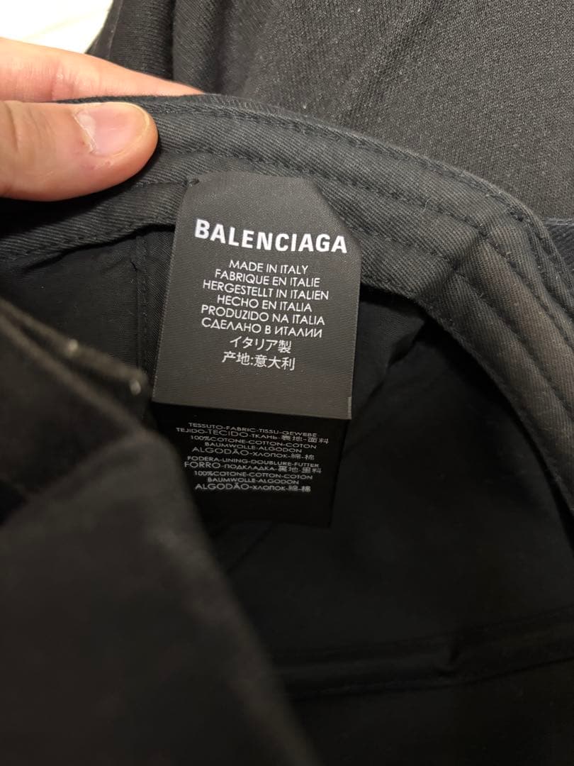 BALENCIAGA 黒 ベースボールキャップ