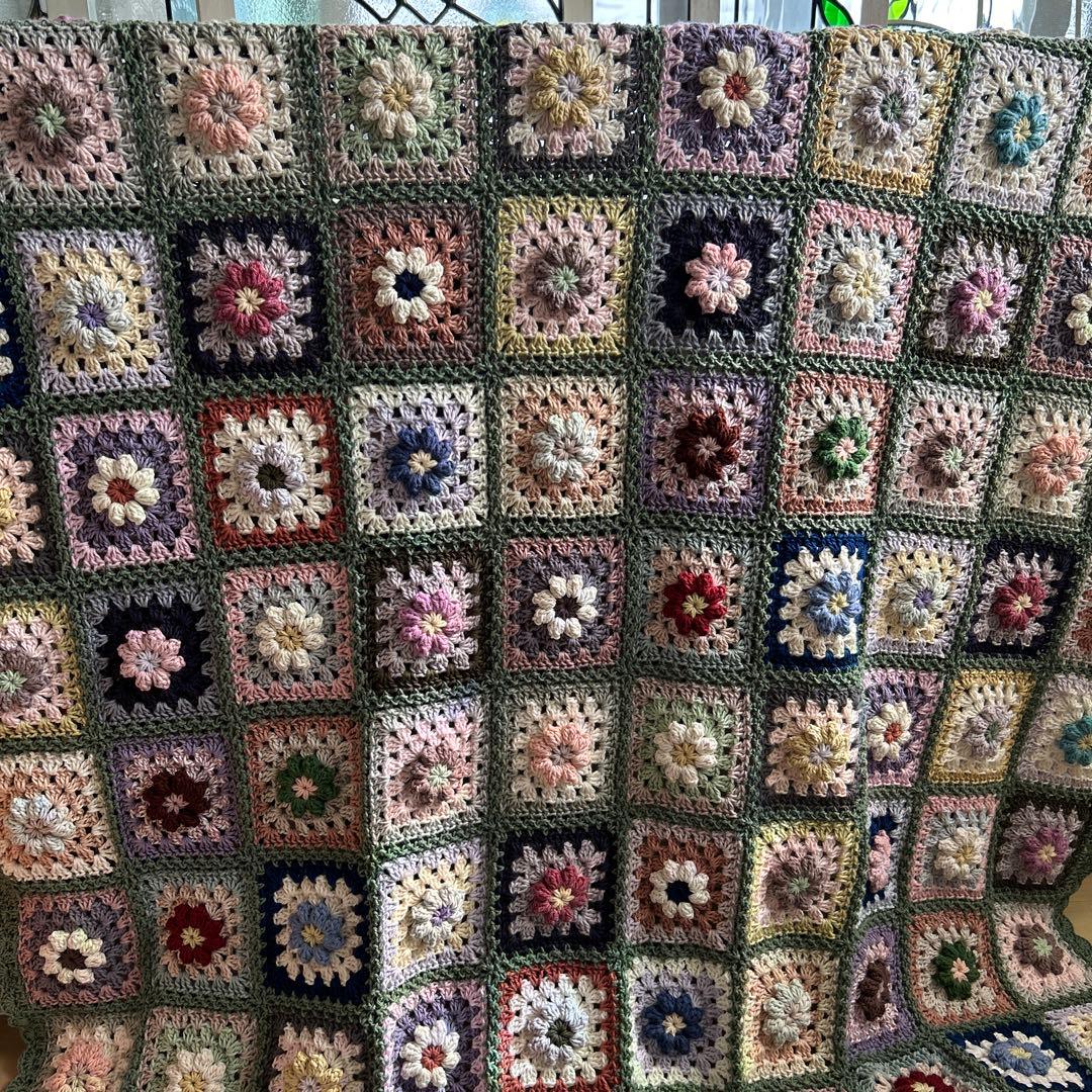 ぷっくり。お花のモチーフ編み マルチカバー 手編み ベッドカバー