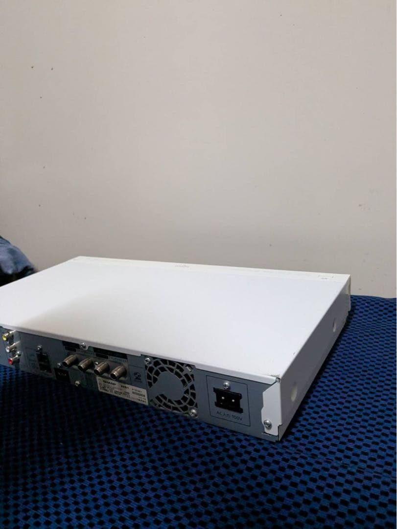 16様【最終値下げ】SHARP ブルーレイレコーダー リモコン付き ホワイト