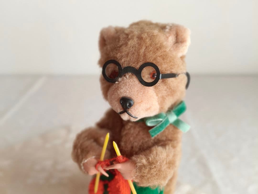 * vintage bear ❀ ゼンマイ仕掛けの 編み物 クマさん