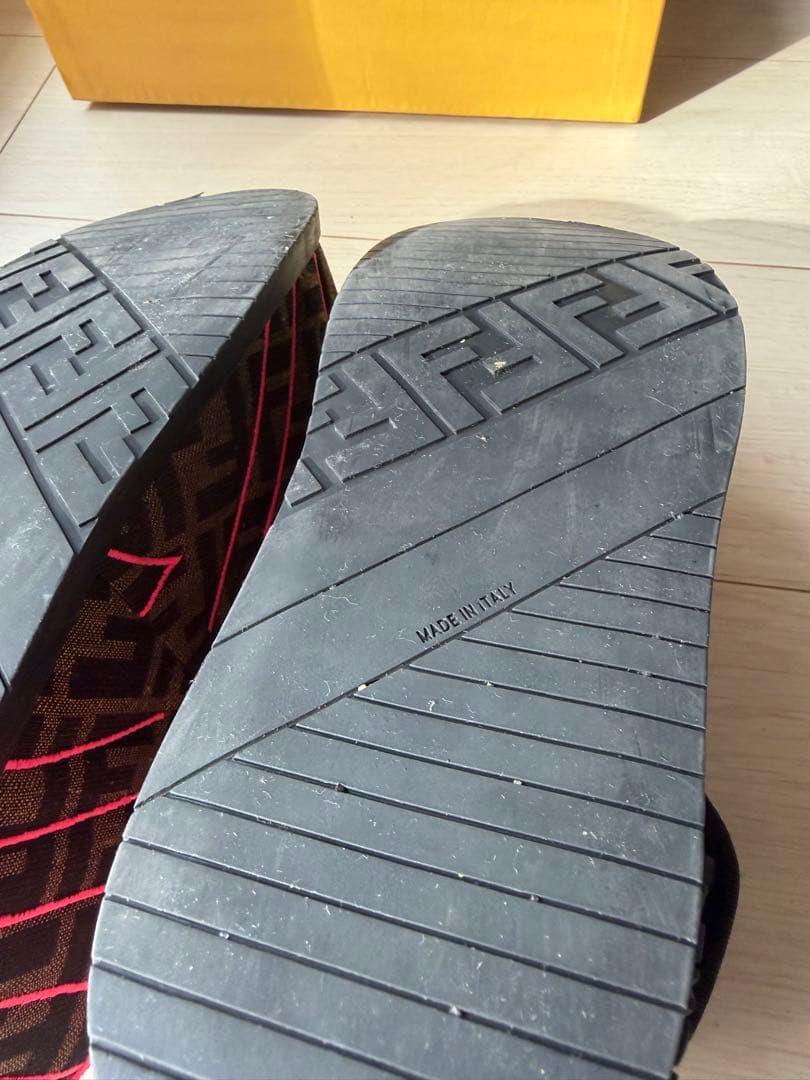 FENDI ブラック ピンク サンダル