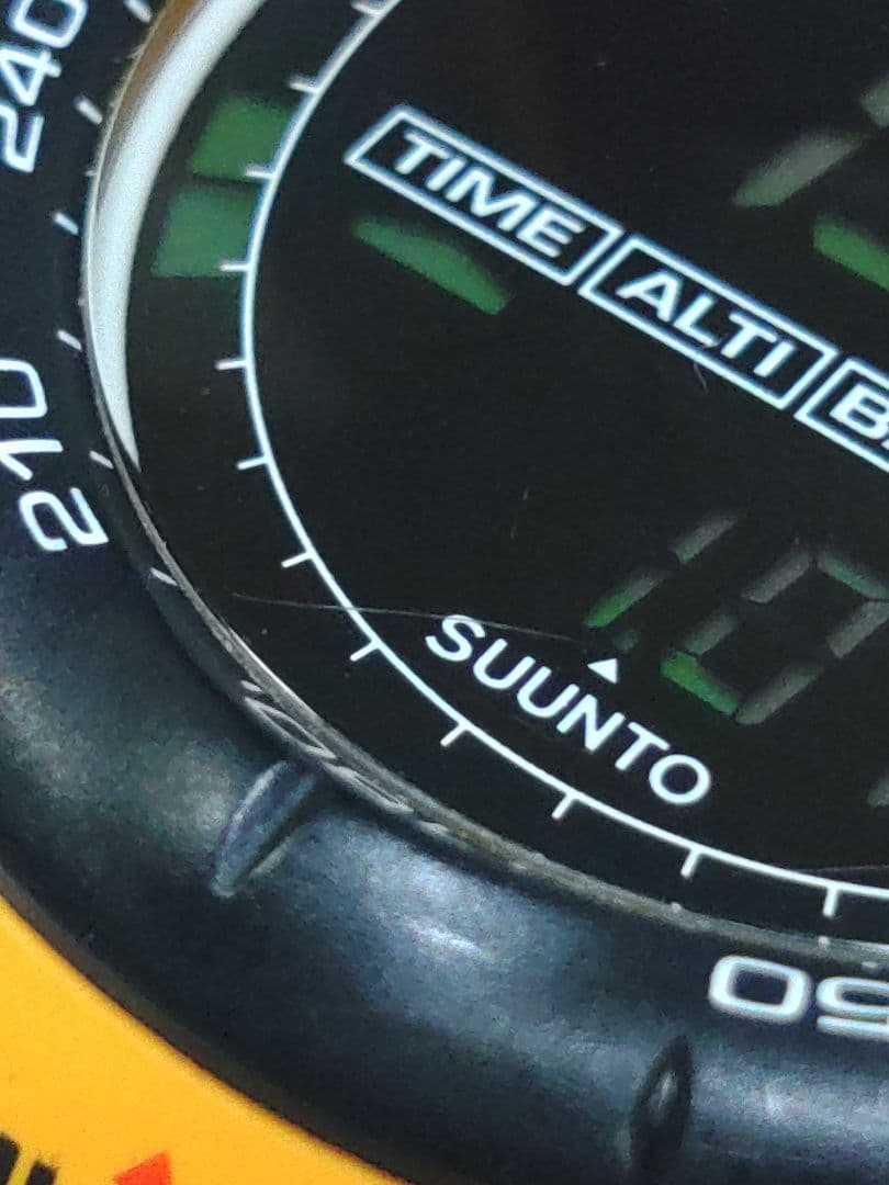 SUUNTO スント　VECTOR ベクター　イエロー　黄色　アウトドアウォッチ
