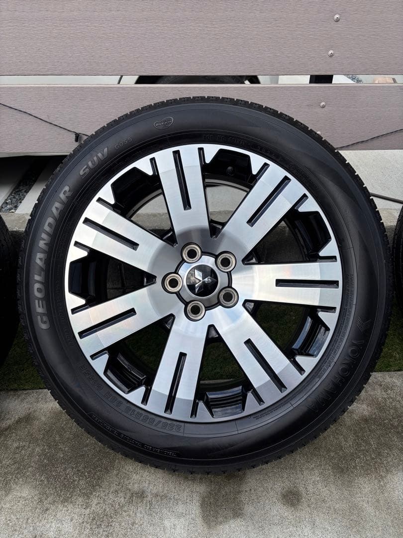 デリカD5 純正18インチ タイヤ・ホイールセット 225/55R18