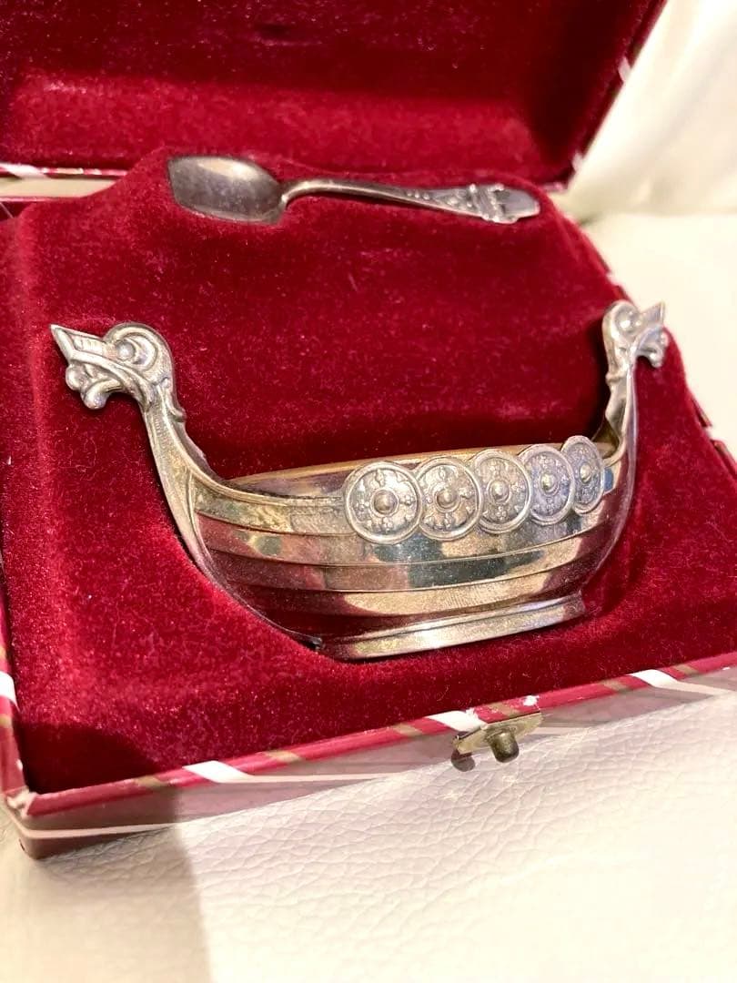 銀製バイキング船型容器とスプーン