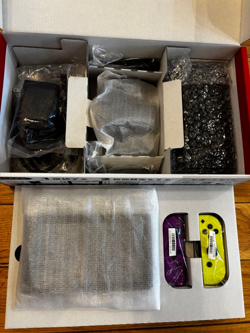 Nintendo Switch 本体　ネオンパープル（L）　ネオンイエロー（R）