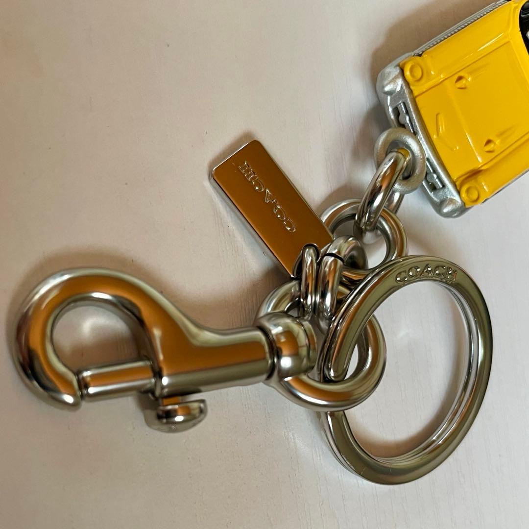 希少　COACH スモールタクシー　キーホルダー バッグチャーム　オンライン完売