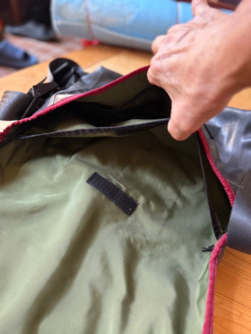 Alchemy Goods メッセンジャーバッグ、 タイヤチューブ素材