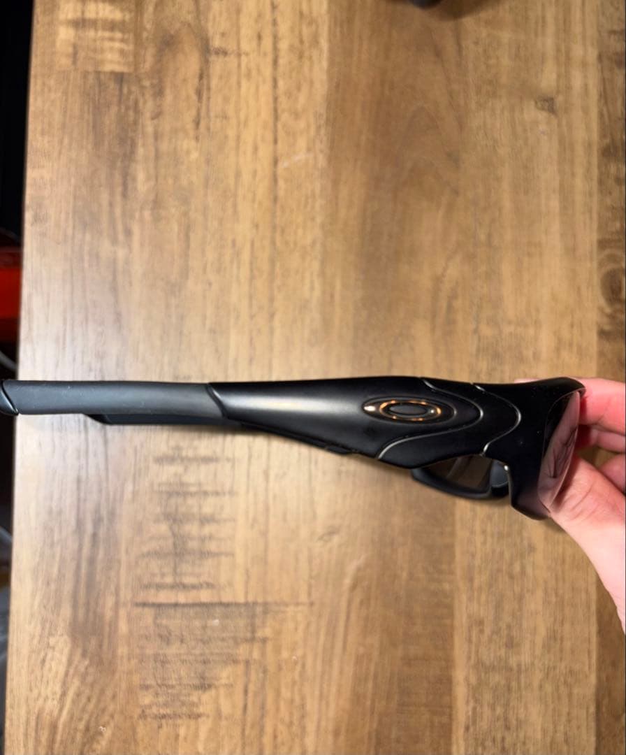 OAKLEYstraightjacket io着用