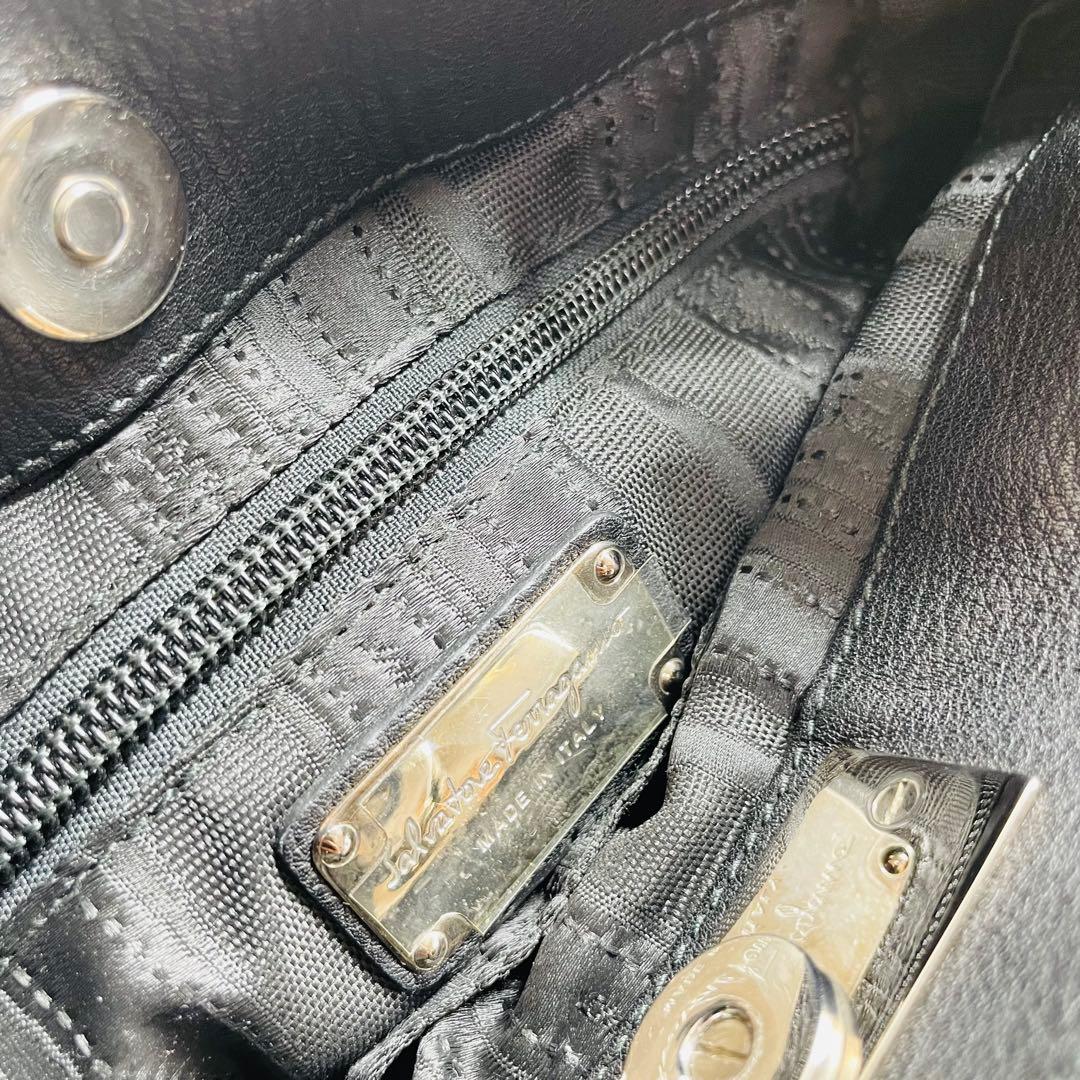 新品未使用　Salvatore Ferragamo正規品　サコッシュ レザー　黒