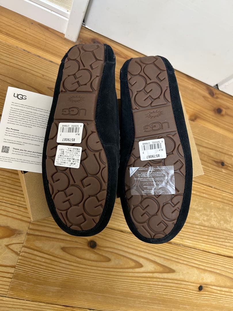 UGG Ansley ブラック モカシン