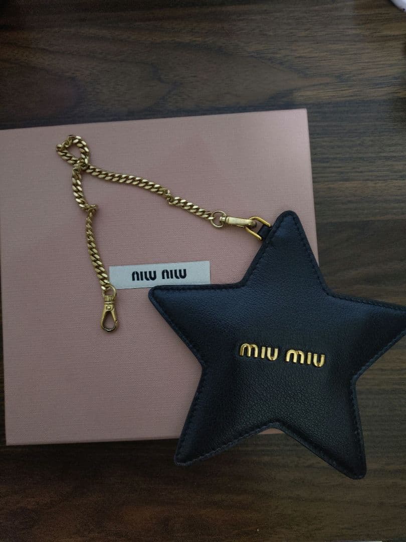 miu miu 星形チャーム 黒