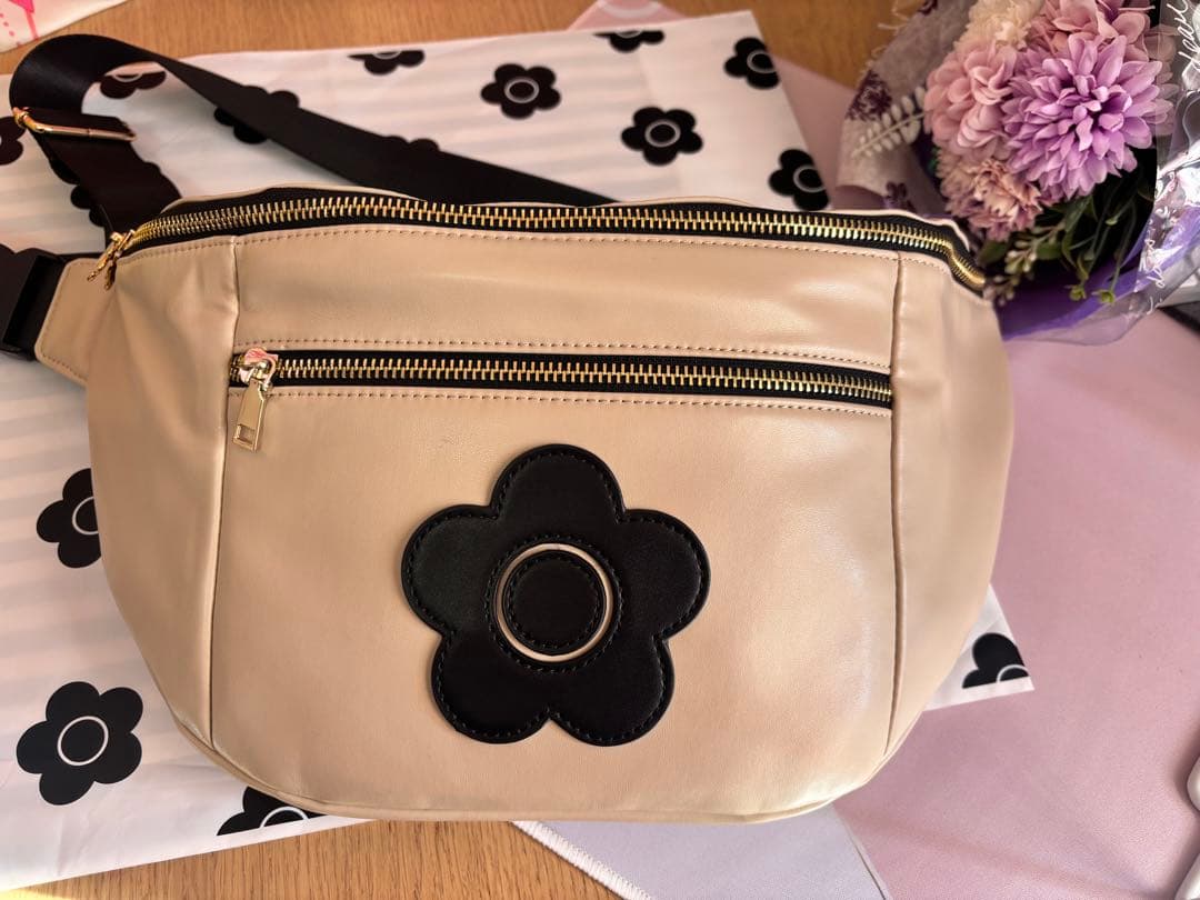 マリークワントフロントポケットデイジーパッチ ボディバッグ