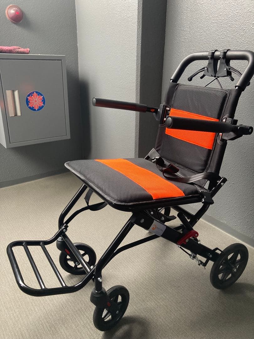 折りたたみ　軽量介護用車椅子