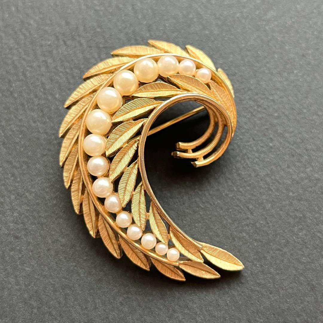 美品　CROWN TRIFARI パールとリーフのブローチ