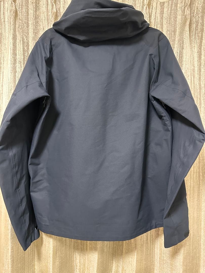 DESCENTE ALLTERRAIN のアクティブシェルジャケット　デサント