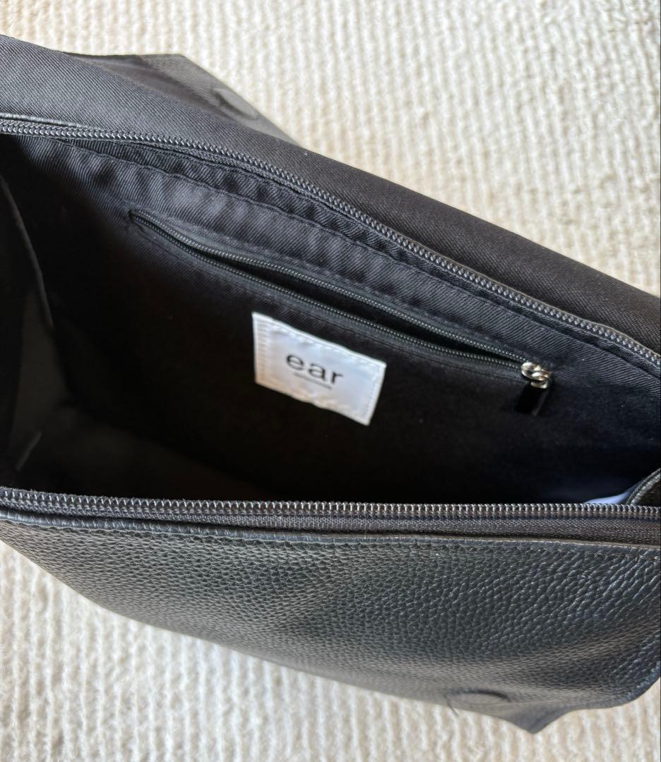 イアパピヨネ ワイドテープショルダーバッグ　BLACK