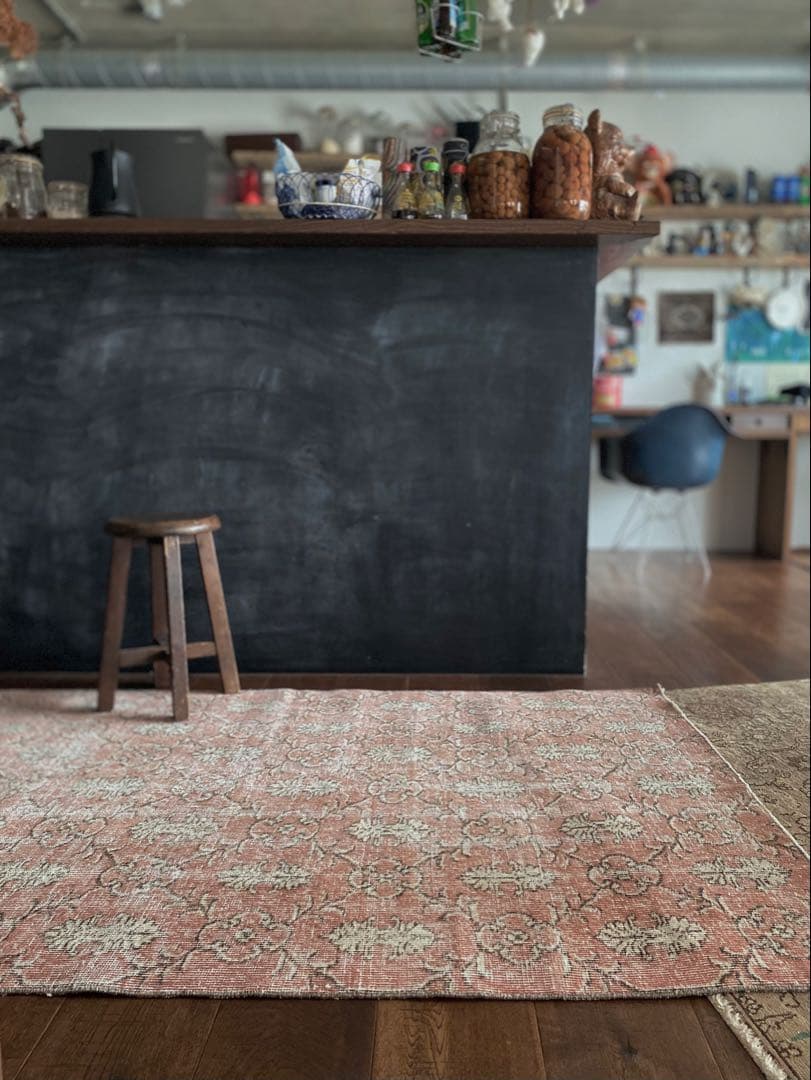 シャビーピーチ紋章柄　ヴィンテージラグ　トルコラグ