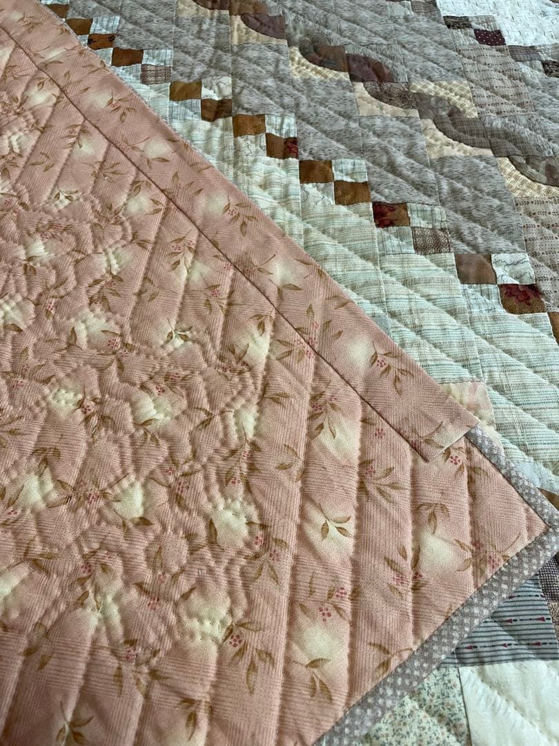 パッチワークキルト　タペストリー　ベッドカバーサイズ