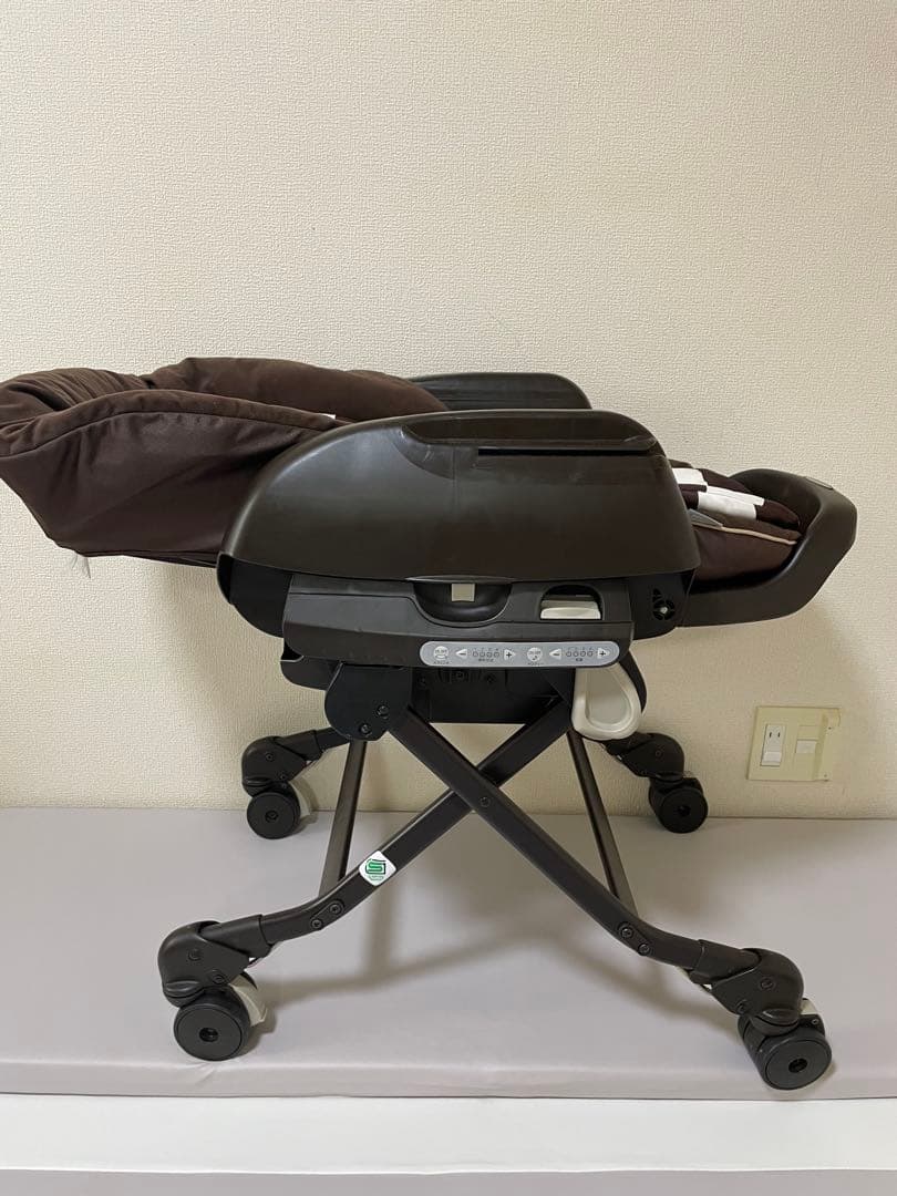 ベビーチェア ブラウンとホワイトストライプ