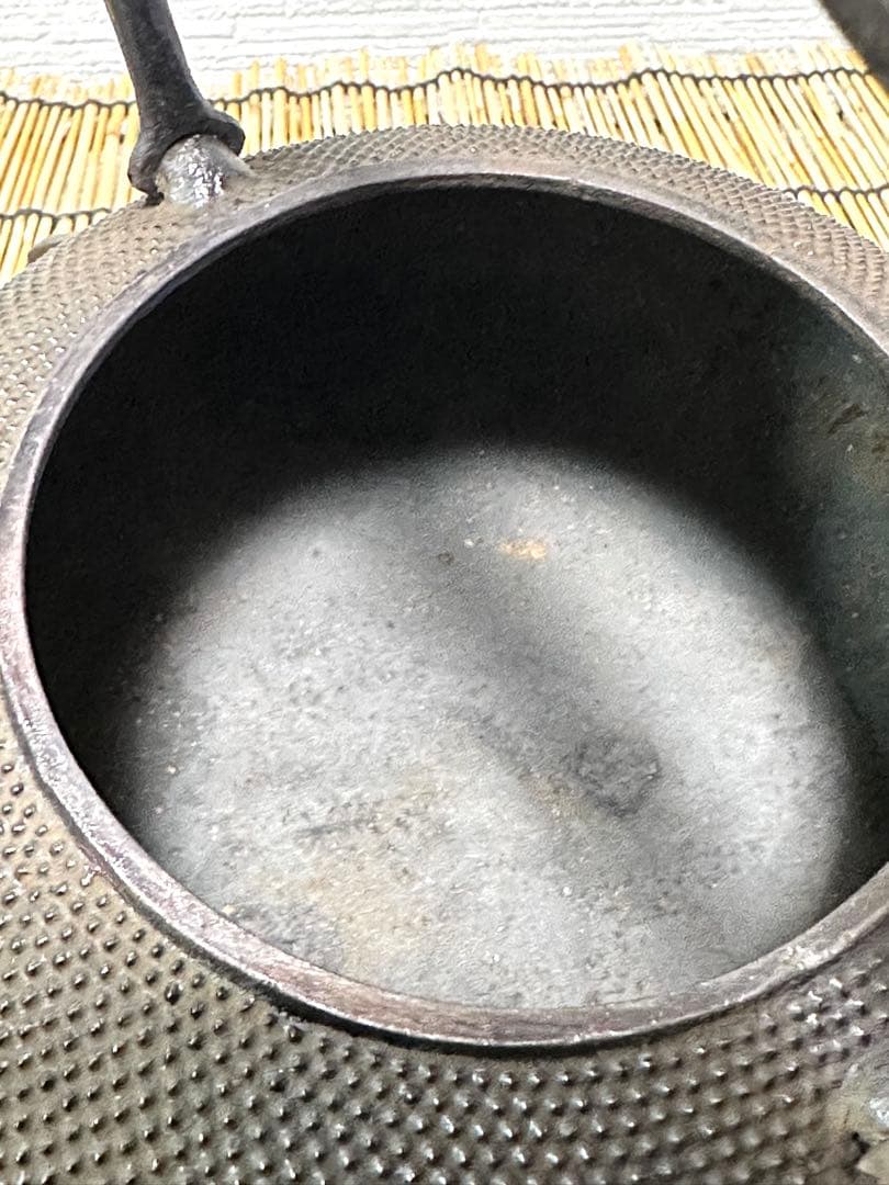 未使用品、木箱付　南部盛岡川勝造　１５型アラレ　南部鉄瓶　イコニコサン様売約済み