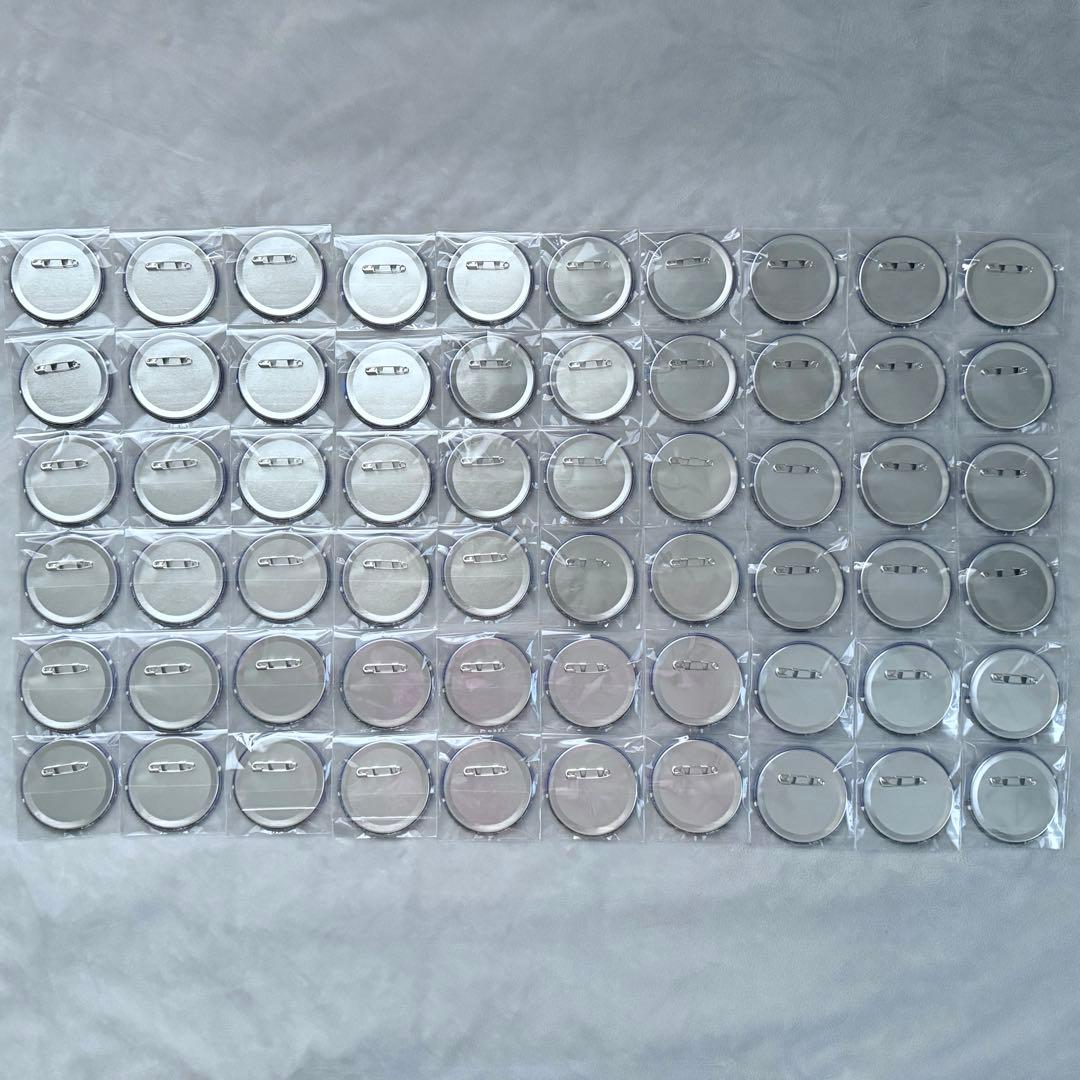 18TRIP エイトリ 衣川季肋 ラー博 缶バッジ60点+ミニフォト異種計2点