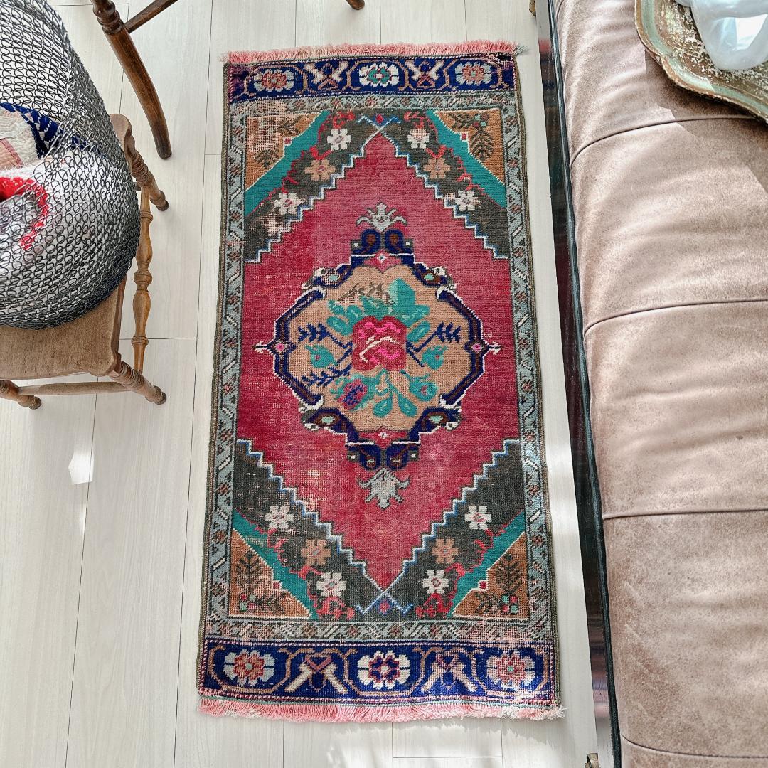 トルコヴィンテージラグ A84 人気柄 レア レッド グリーン ピンク ネイビー