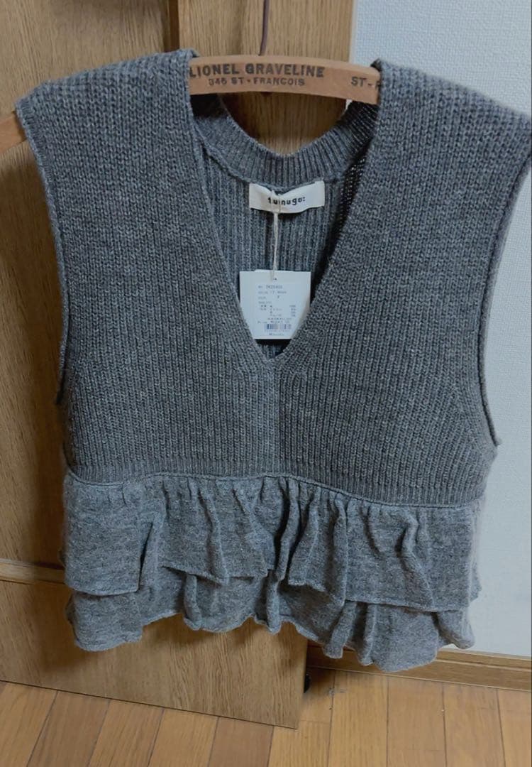 tumuguフリル付きグレーニットベスト今季