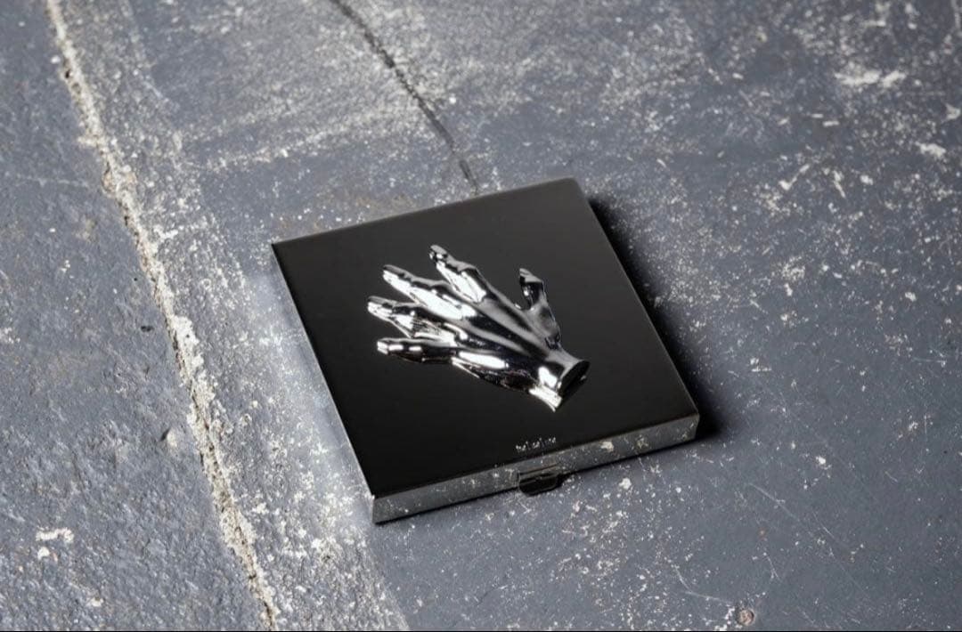 値下げ可能　引きずり込まれる運命のアイシャドウ　silver