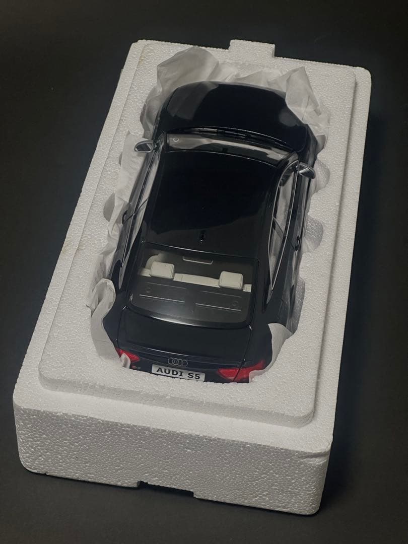 AUDI S5 ブラック ミニカー　1/18