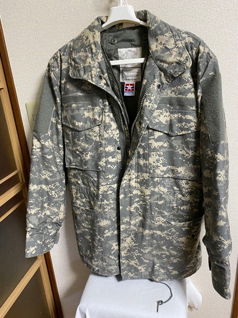 デジタル迷彩のジャケット