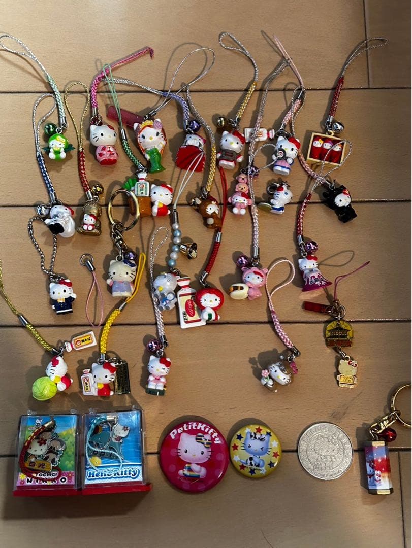 ハローキティ　グッズセット（ご当地ストラップ・缶バッジ・チャーム等）