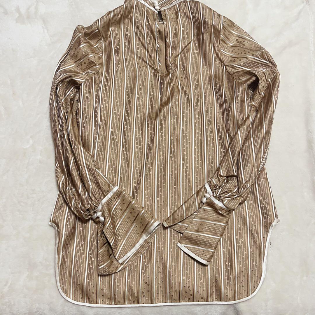 マメクロゴウチ　ブラウス　ゴールド花柄